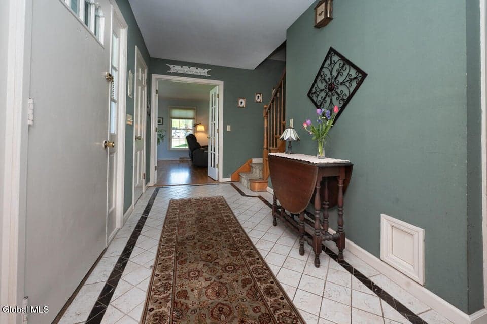 573 Jefferson Court, Guilderland, NY 12084, photo 3