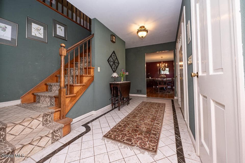 573 Jefferson Court, Guilderland, NY 12084, photo 2