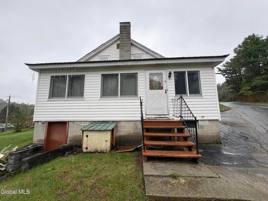 5 Barton Hill Road ********