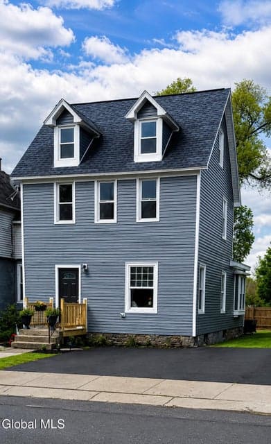 866 Thompson Street, photo 1