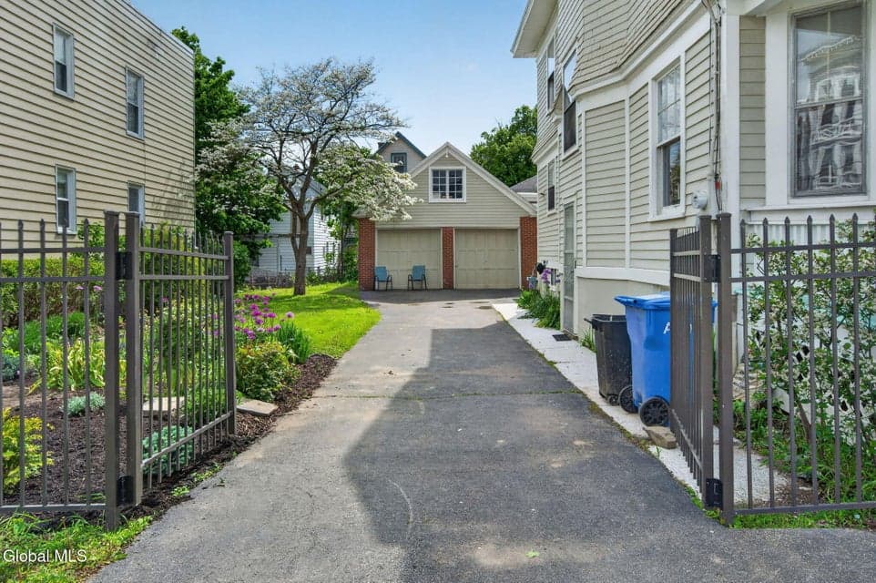 446 Yates Street, photo 5