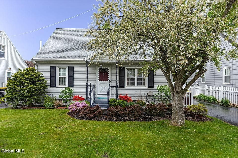 68 Fox Avenue, photo 1
