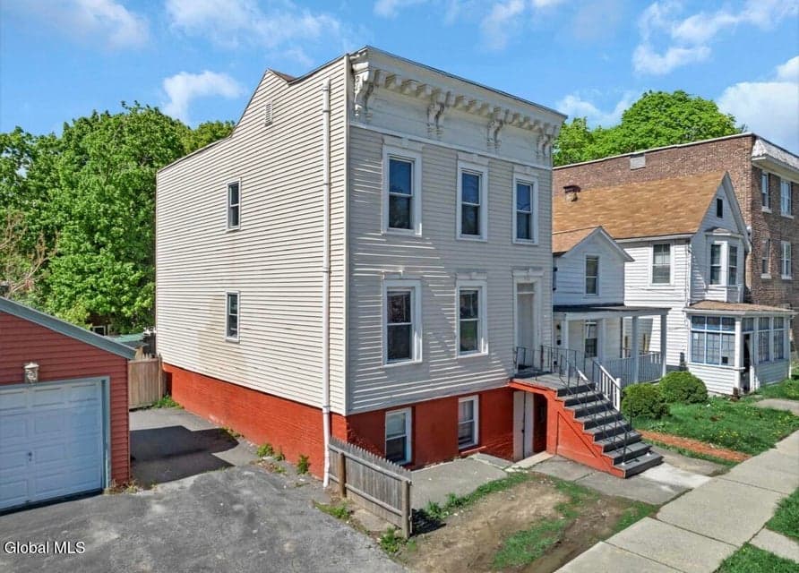 250 Yates Street ********