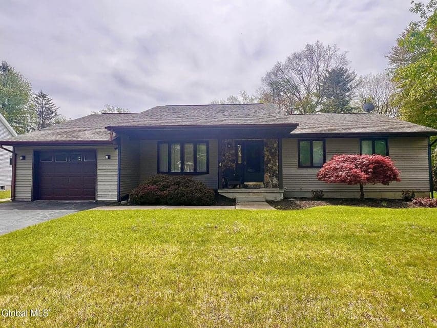 6 St Francis Lane, Colonie, NY