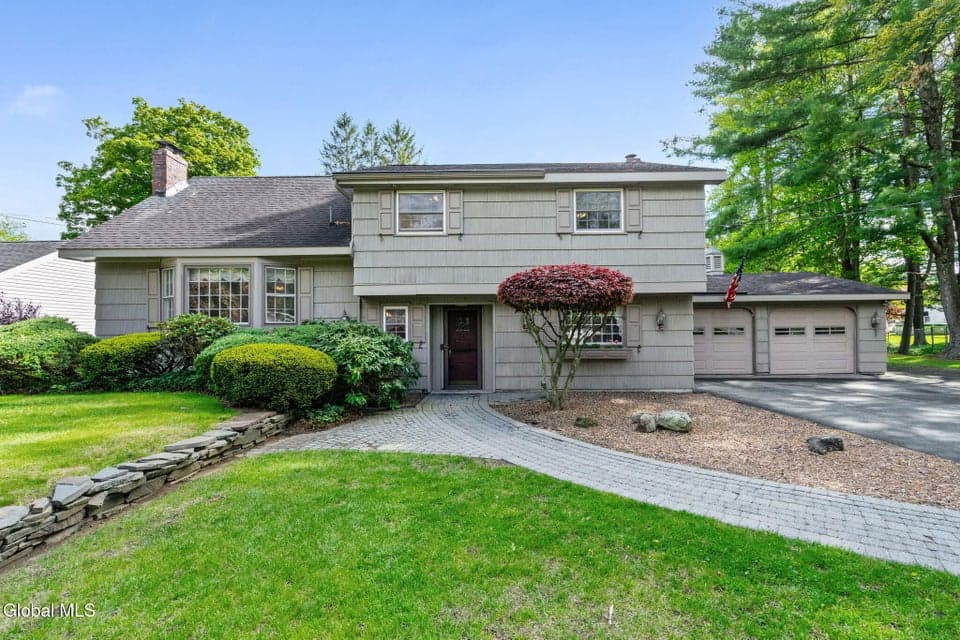 8 Lancaster Drive, Glenville, NY