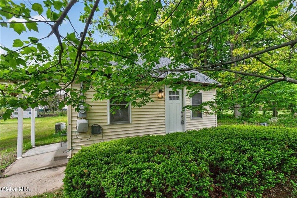 14 Mountain View Avenue, Colonie, NY, photo 2