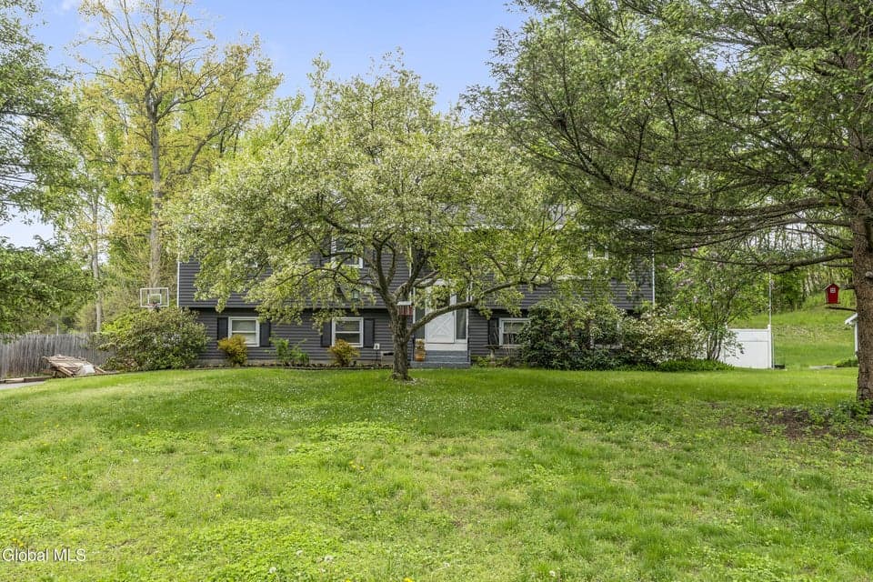 9 Crestmont Drive, Clifton Park, NY, photo 2