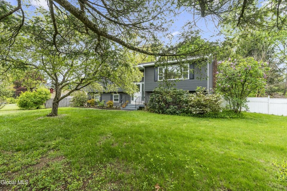9 Crestmont Drive, Clifton Park, NY, photo 3