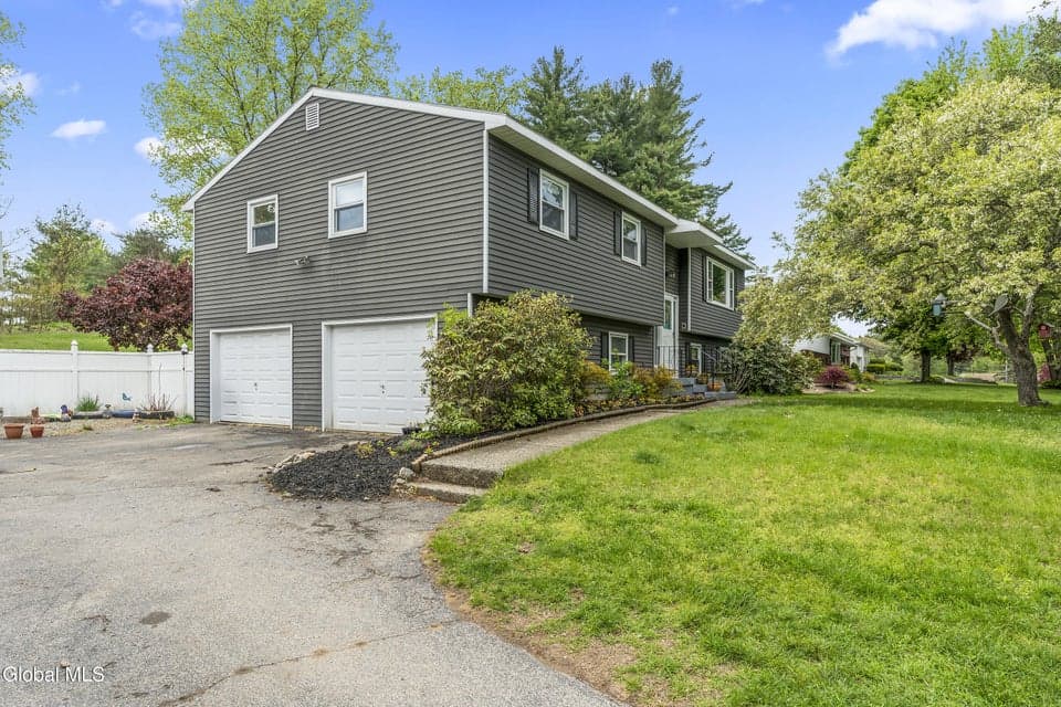 9 Crestmont Drive, Clifton Park, NY, photo 4