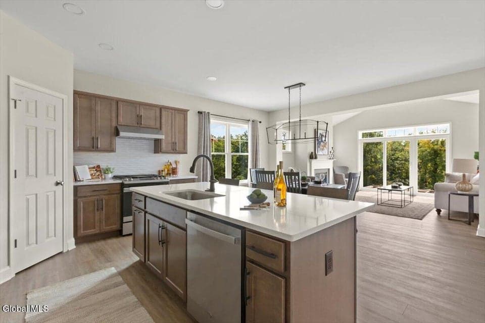 42 Clover Leaf Drive, Halfmoon, NY, photo 3