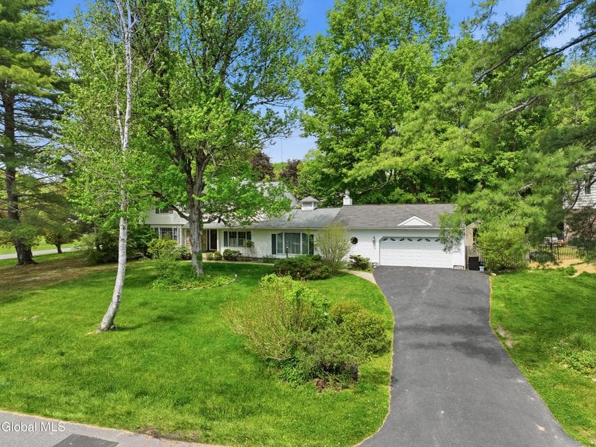 60 Thorndale Road, Bethlehem, NY