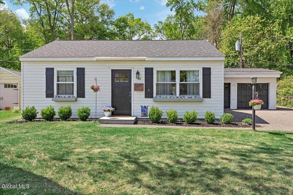 43 Vics Court, Colonie, NY, photo 1