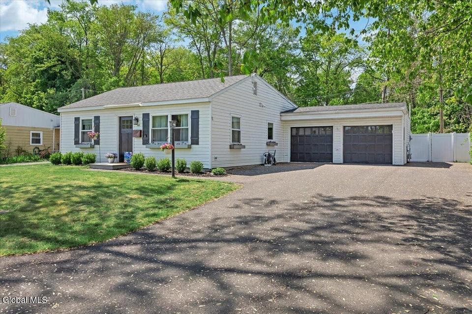 43 Vics Court, Colonie, NY, photo 2