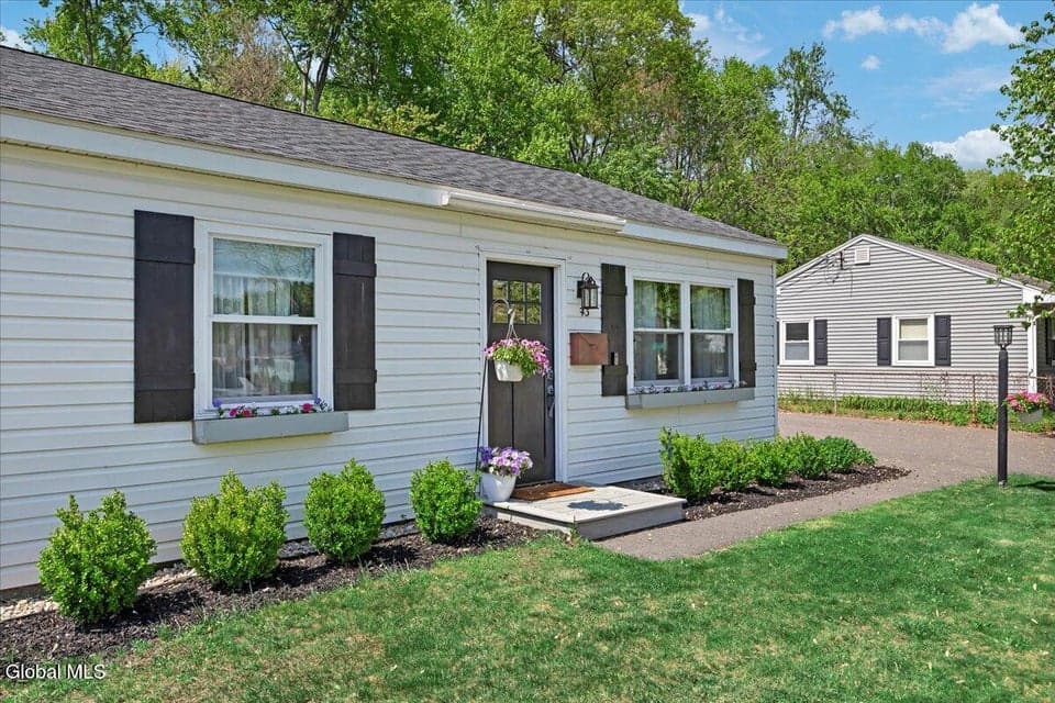 43 Vics Court, Colonie, NY, photo 3