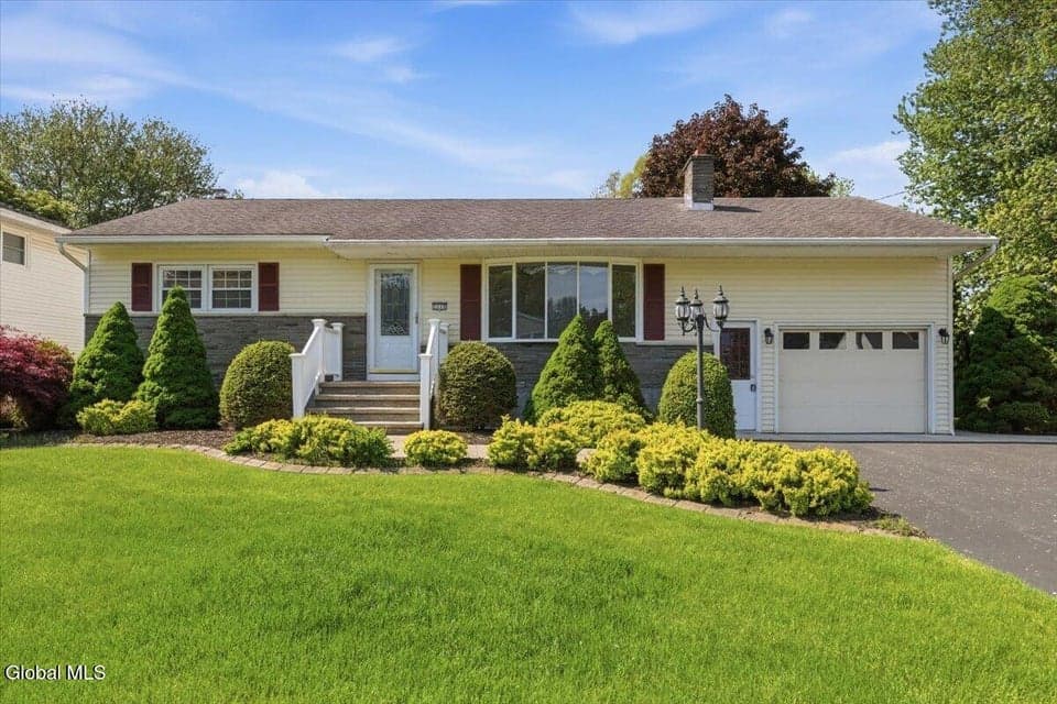 1117 Day Road, Rotterdam, NY