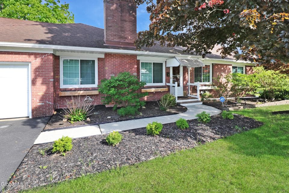 10 Palma Boulevard, Guilderland, NY