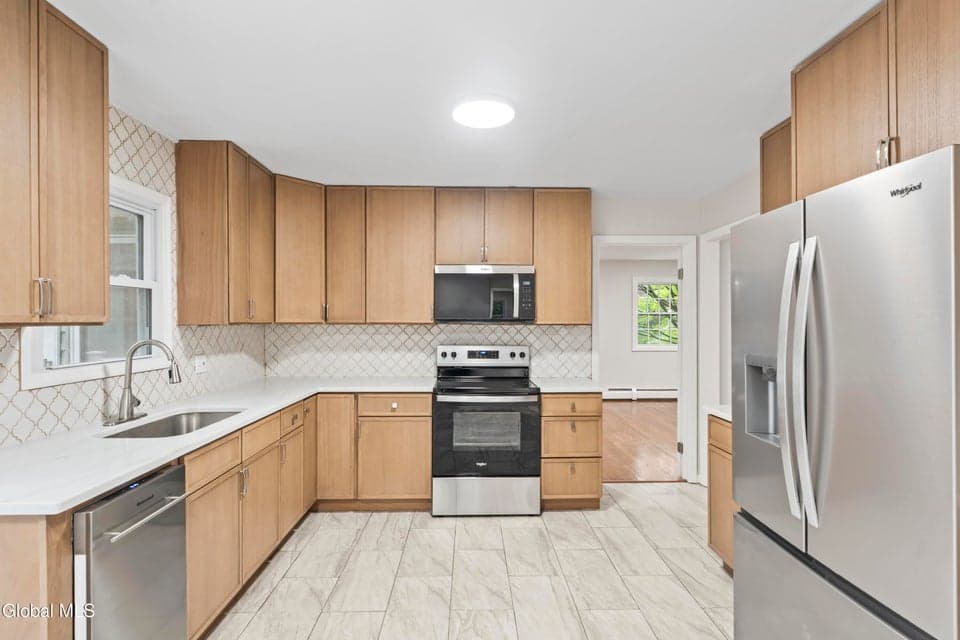 17 Belmonte Lane, Clifton Park, NY, photo 4