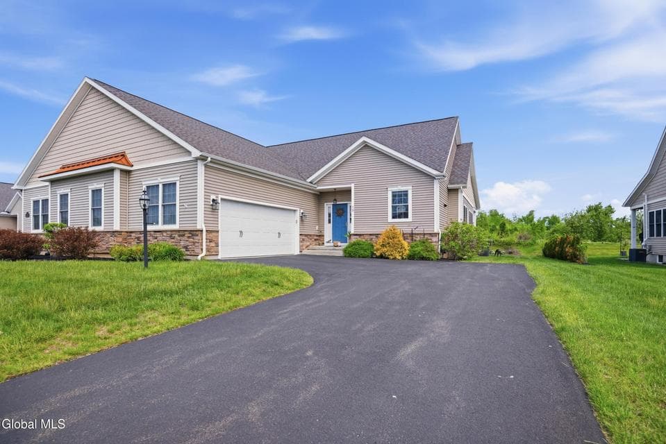 13 Elena Court, Halfmoon, NY, photo 2