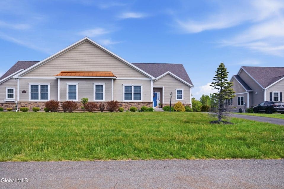 13 Elena Court, Halfmoon, NY, photo 3