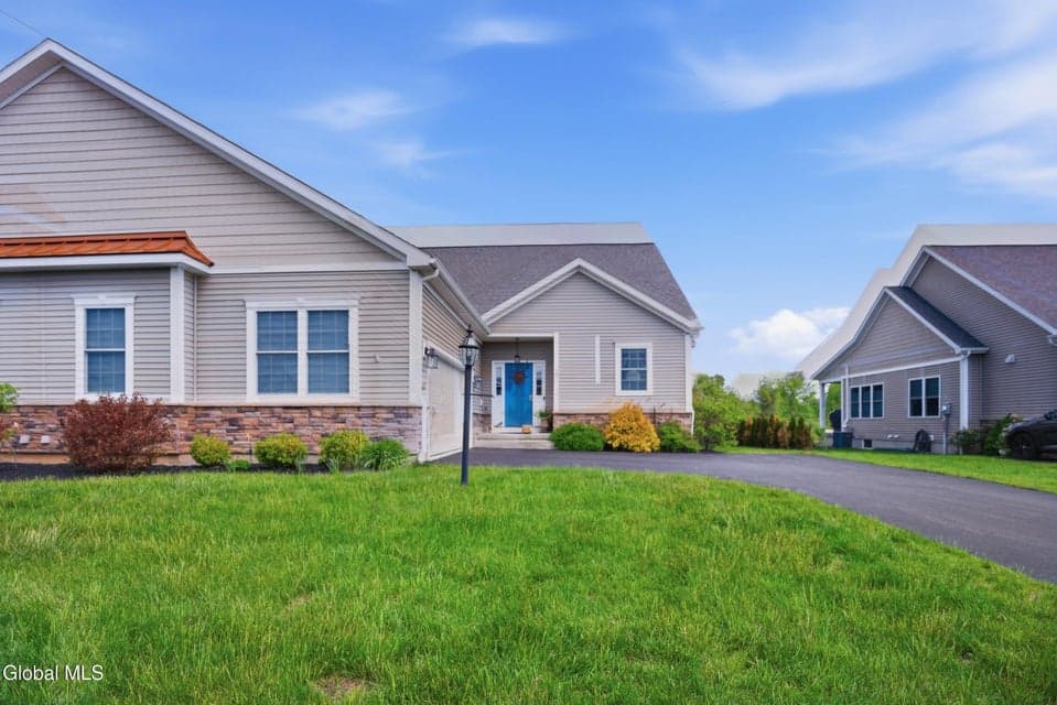 13 Elena Court, Halfmoon, NY, photo 4