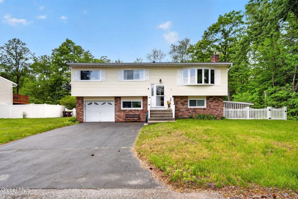 8 Amy Lane, Colonie, NY, photo 1