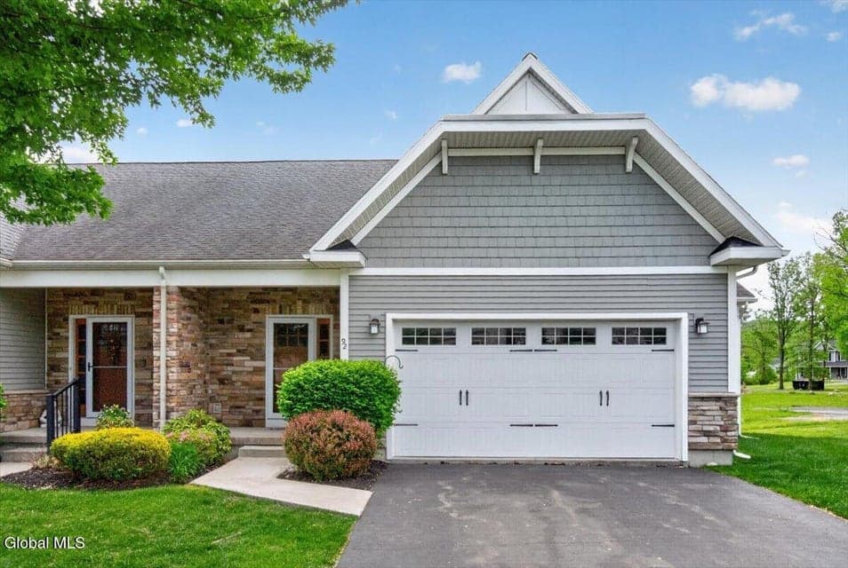 92 Lorenzo Drive, North Greenbush, NY