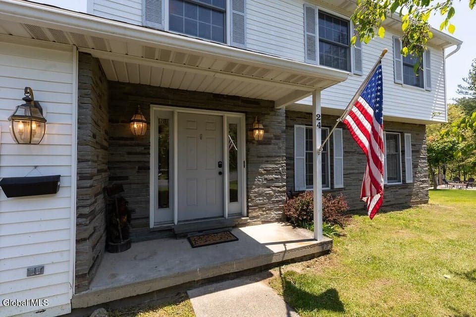 24 Frances Lane, Bethlehem, NY