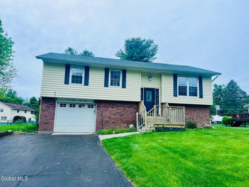 138 Springhollow Drive, Cohoes, NY