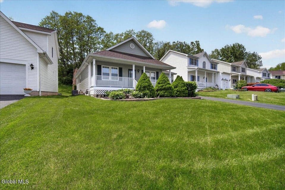 23 Victoria Way, Albany, NY, photo 1