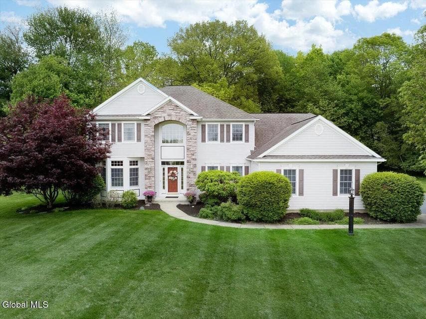 11 Brookhaven Lane, East Greenbush, NY