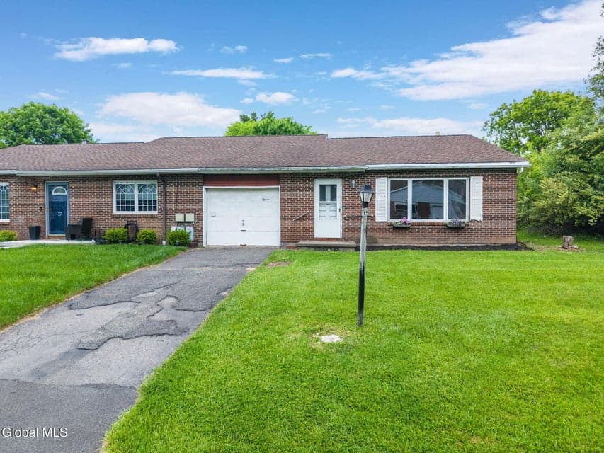 15 Olympian Drive, Bethlehem, NY, photo 2