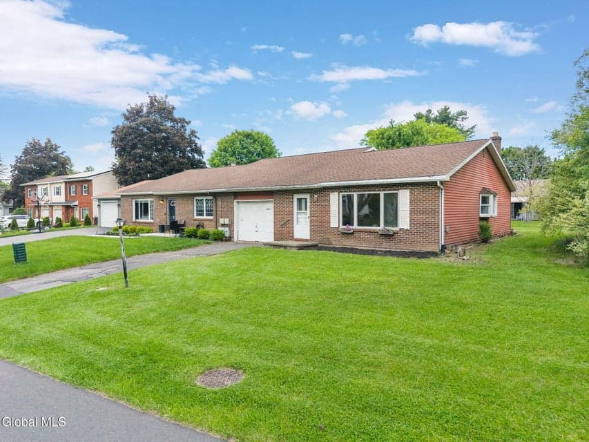 15 Olympian Drive, Bethlehem, NY, photo 3