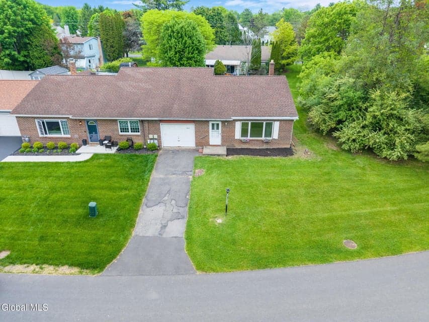 15 Olympian Drive, Bethlehem, NY, photo 4