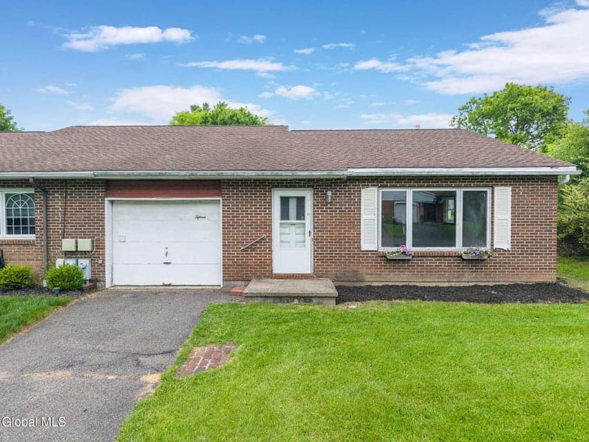 15 Olympian Drive, Bethlehem, NY, photo 1