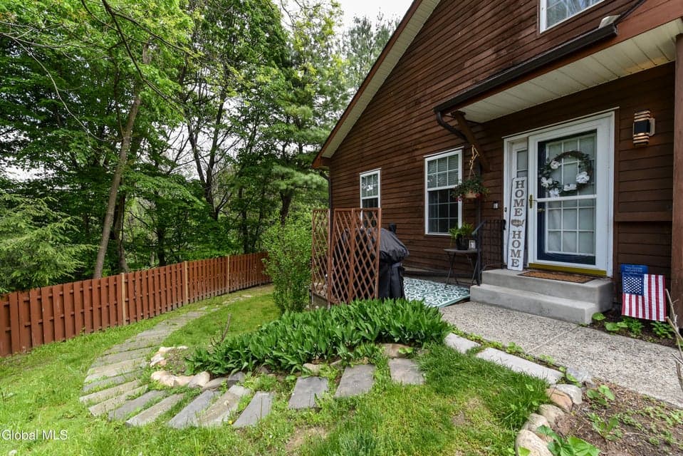 12 Tracey Court, Troy, NY, photo 3