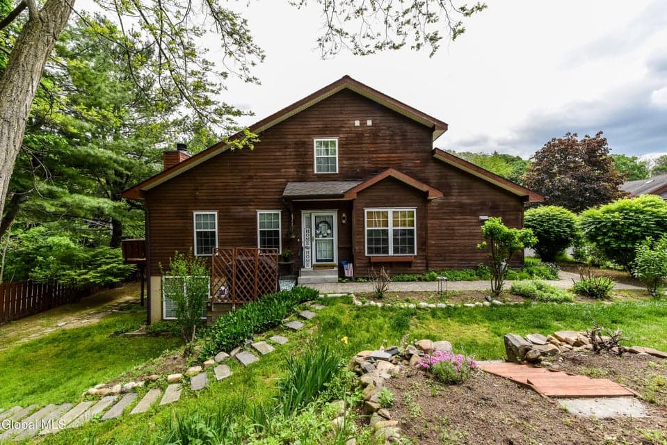 12 Tracey Court, Troy, NY