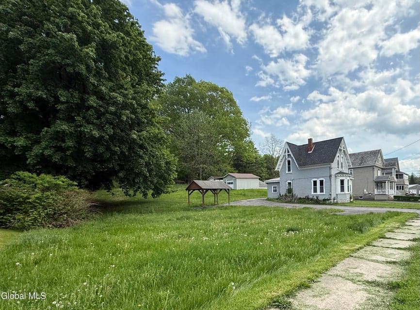 215 Forest Avenue, Amsterdam, NY, photo 3