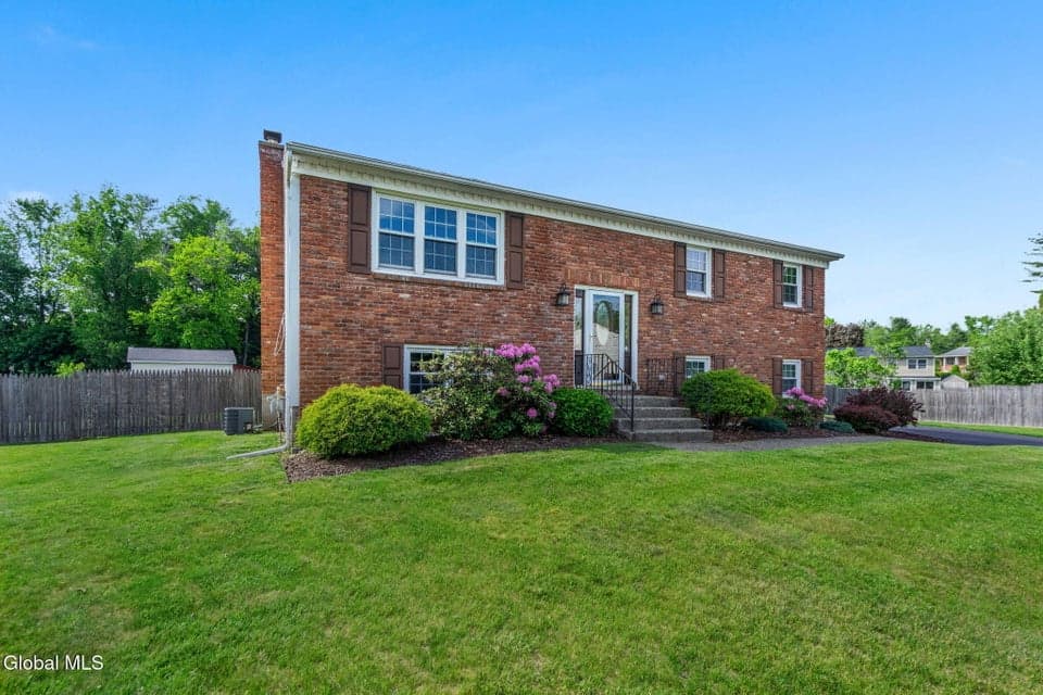 19 Midway Drive, Colonie, NY, photo 2