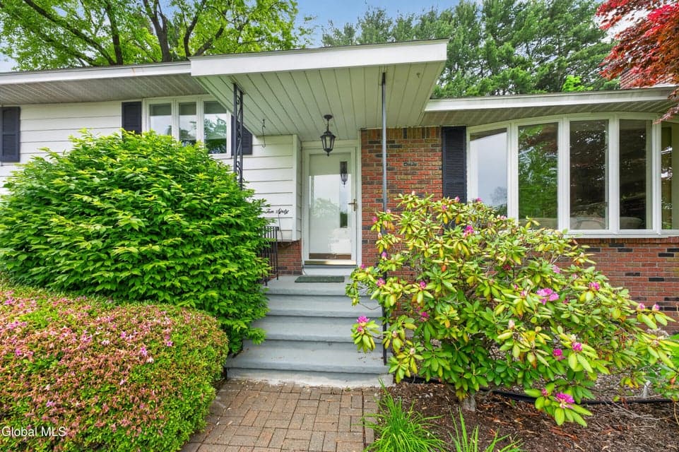 1060 Cornelius Avenue, Niskayuna, NY, photo 3