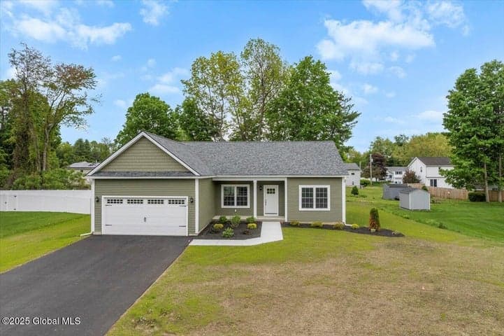 4 Berry Drive, Queensbury, NY, photo 1