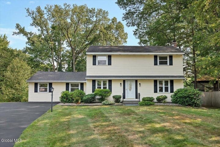 3 Leslie Court, Halfmoon, NY, photo 1