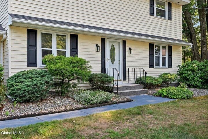 3 Leslie Court, Halfmoon, NY, photo 2