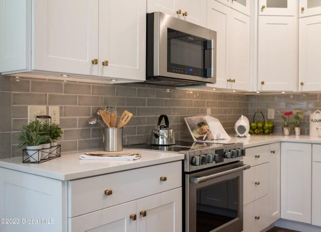 8 Anson Court, Malta, NY, photo 2