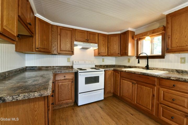 8 Park Avenue, Greenfield, NY, photo 5