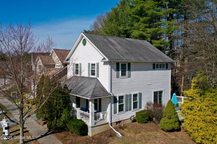 27 Horseshoe Drive, Saratoga Springs, NY, photo 4