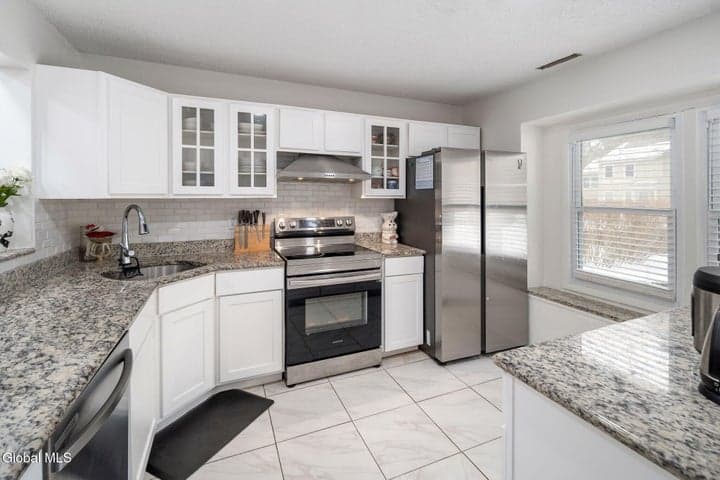 13 Raleigh Drive, Halfmoon, NY, photo 3