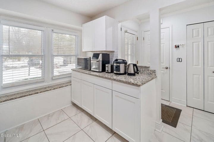 13 Raleigh Drive, Halfmoon, NY, photo 4