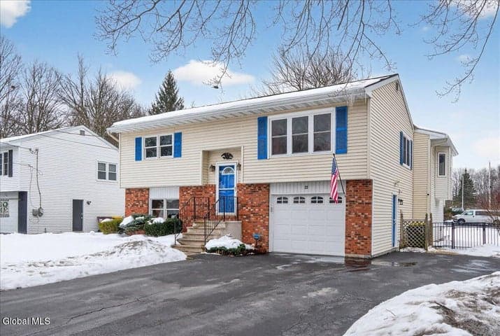 22 Thelma Street, Colonie, NY, photo 2