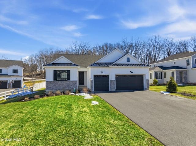 24 Wetherby Court, Colonie, NY, photo 3