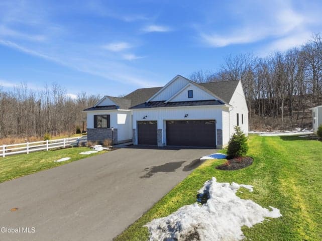 24 Wetherby Court, Colonie, NY, photo 2